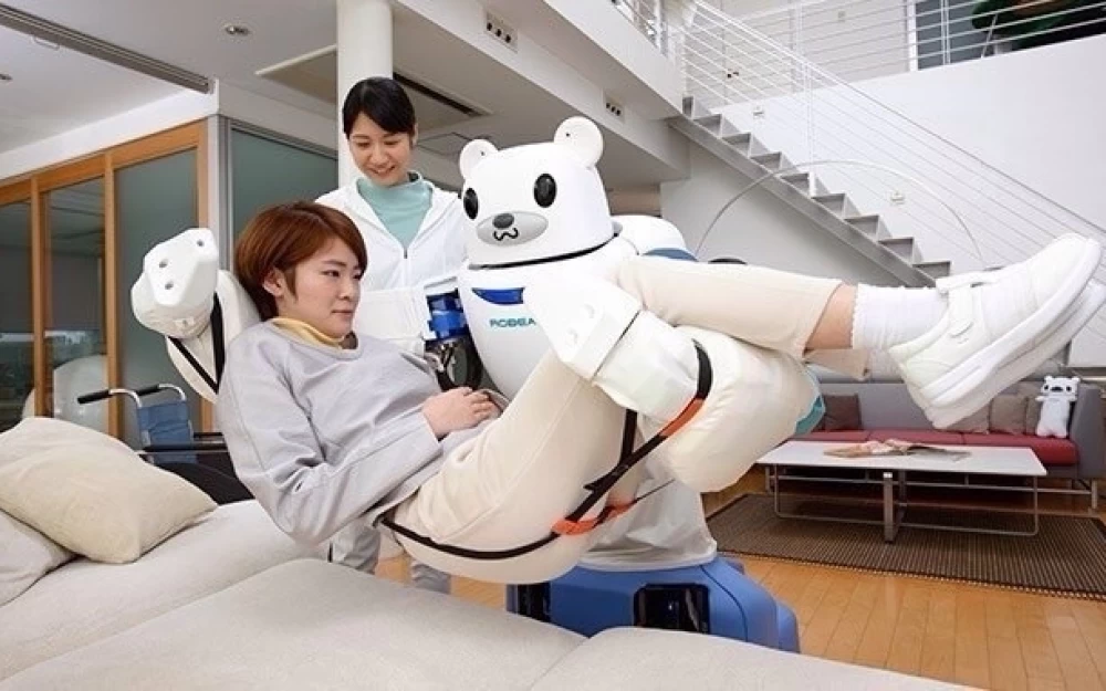 
Android serves a glass of water: how robots work to care for the elderly