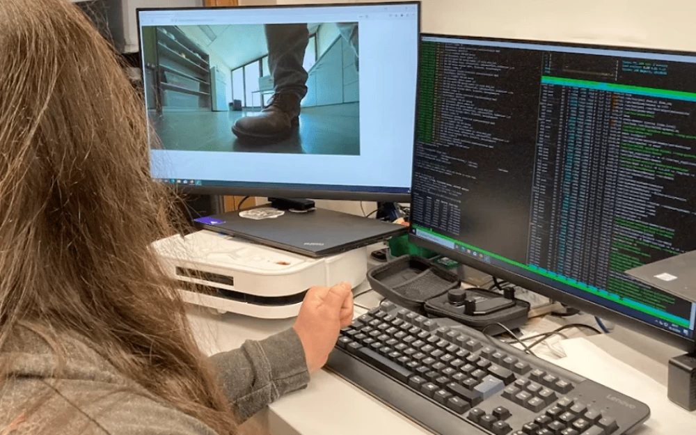 
Hacking a robot vacuum cleaner and spying on the owner in real time