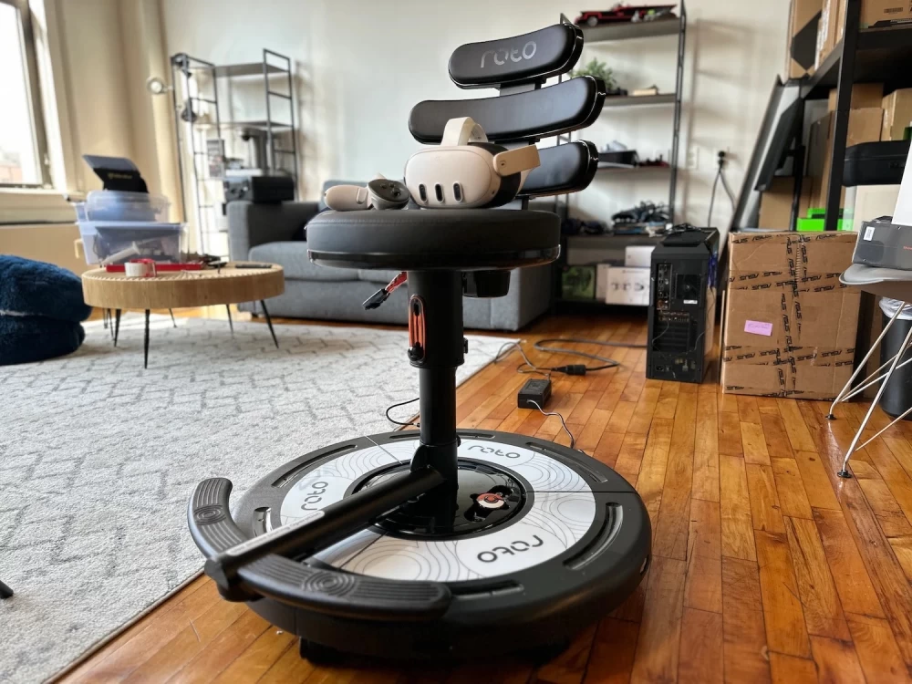 Robot vacuum cleaner with poor navigation and frequent jams.