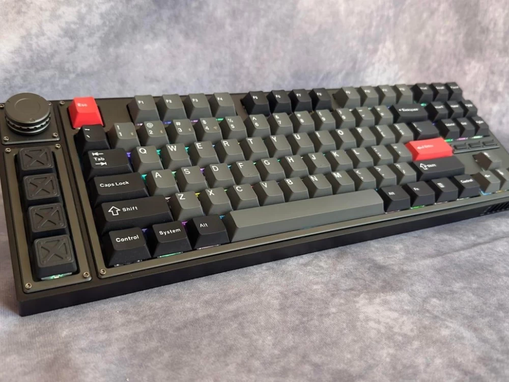 
Keyboard with customizable keys and OLED display
