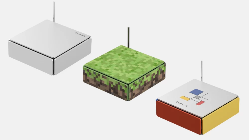 

Mini-PC Emdoor Clink-X xCraft in the hands of a user, demonstrating the compact size of the device
