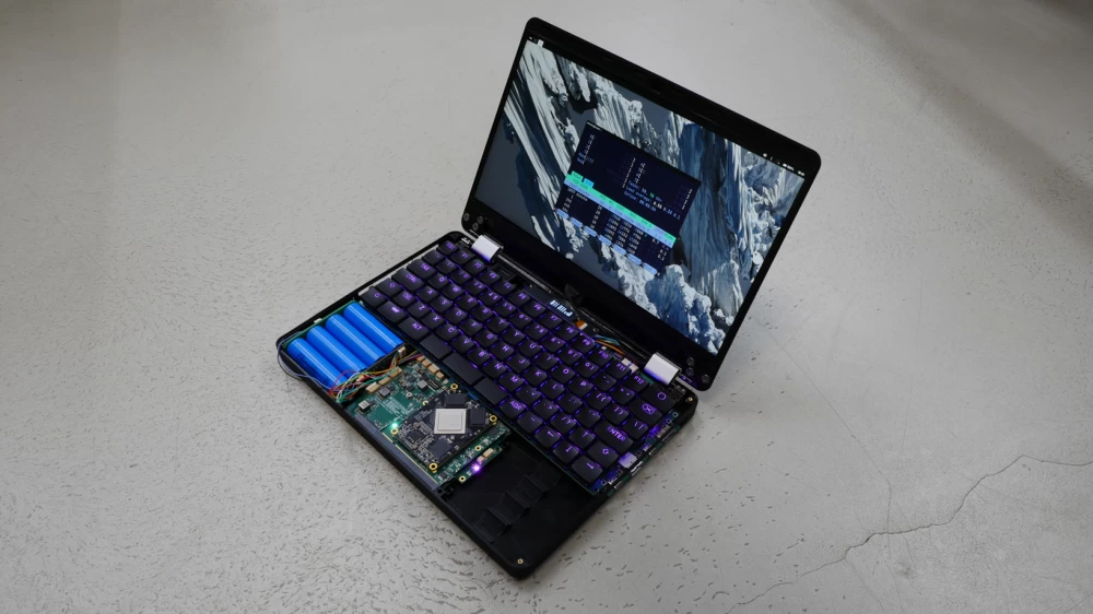 

Screen of the modular laptop from MNT Research with the operating system running, demonstrating performance

