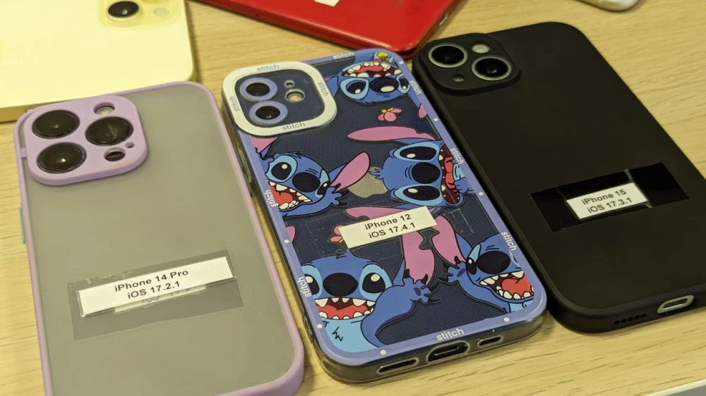 
Compact device holder for travel
