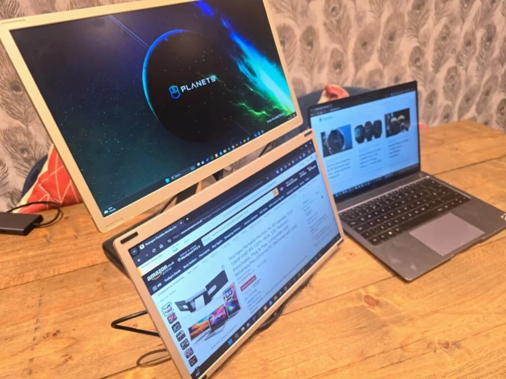 
Laptop with two screens, one of which is vertical
