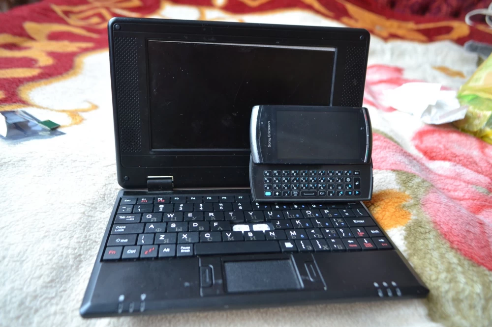 Repairing the motherboard of the Toshiba AC-100