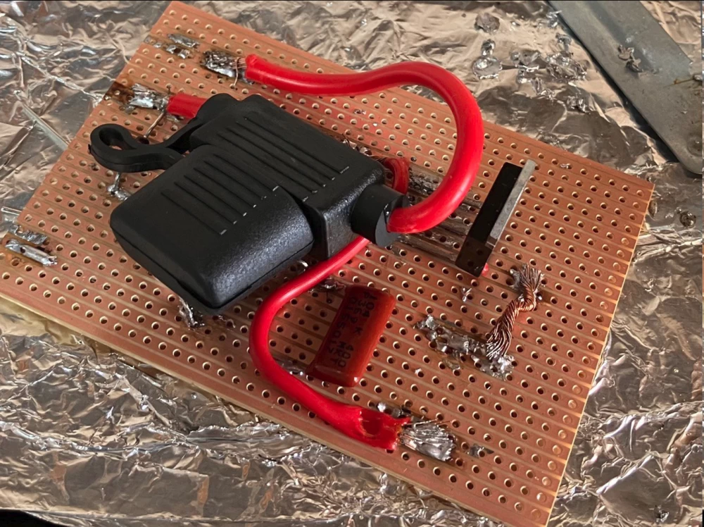 
Crowbar circuit: how to protect a 12V power circuit from overvoltage
