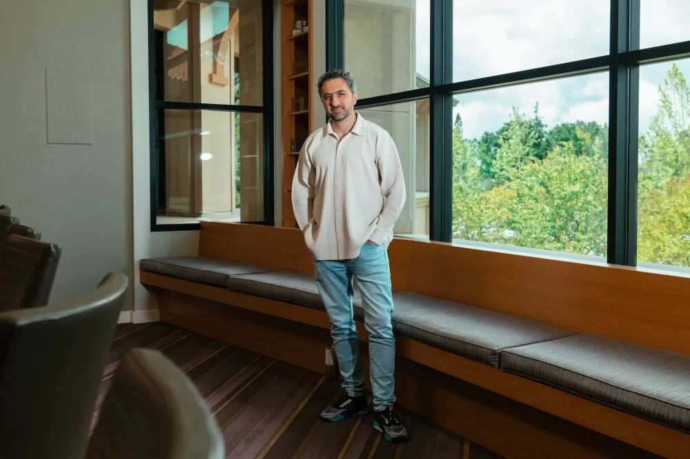 

An image with two handshakes symbolizing partnership, but with cracks running through them.

