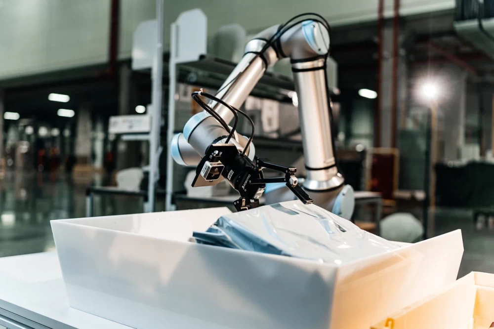 The robotic arm with artificial intelligence, developed at Yandex, performs precise manipulations with objects.