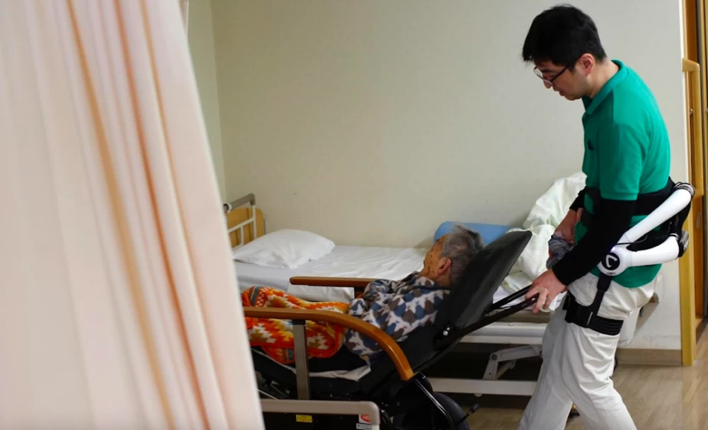 Sintomi employee in HAL back support. Source