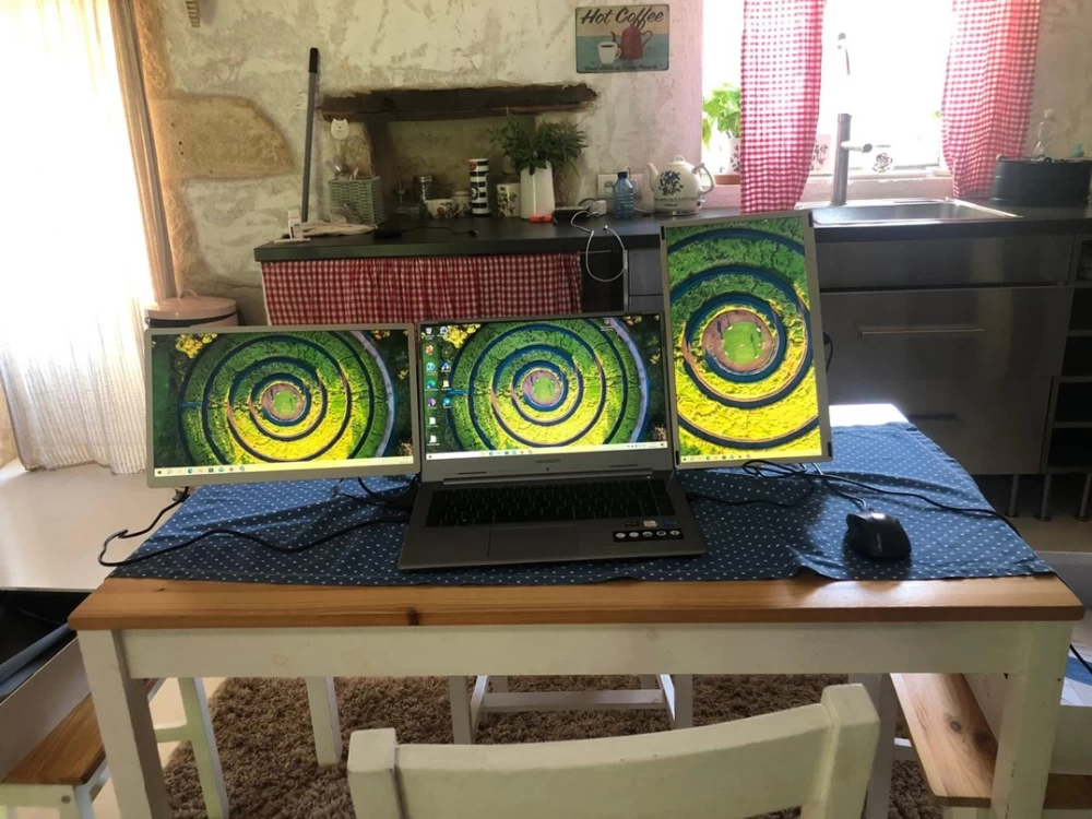 The only inconvenient things at this workplace were the chair and the table. But not the monitors!