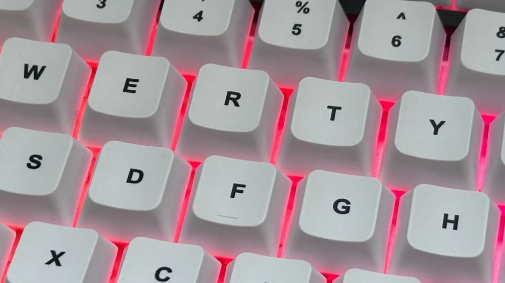 Arbiter Studio Polar 75 Pro keyboard with connected USB-C cable.
