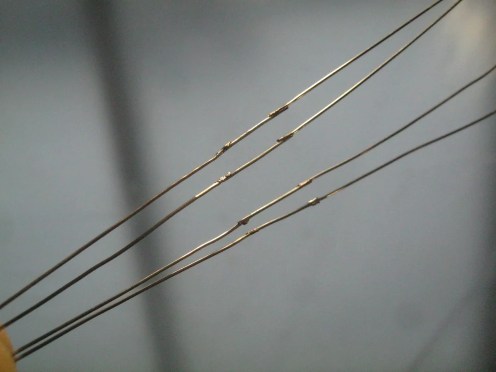 Photo 1.4. Modern amateur three-jointed nickel-molybdenum-nickel lead, made by overlap contact welding. The obvious advantage of the fusion option is visible: it is neater and more compact, but the range of metals available for it is limited