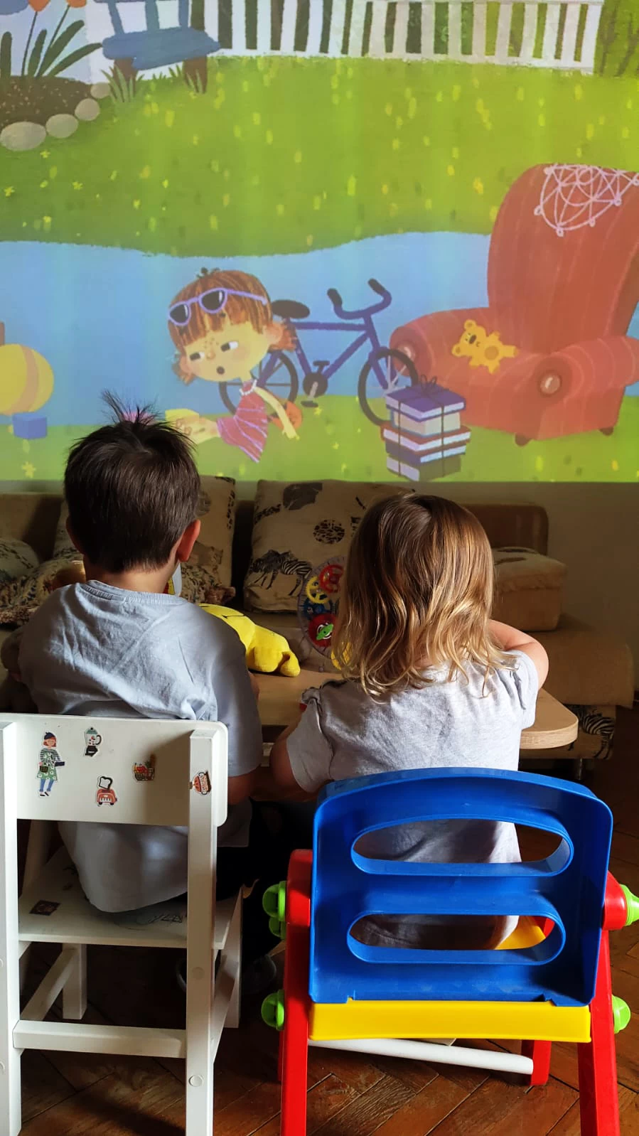 
During the day in the room. Distance to the screen is 3 meters