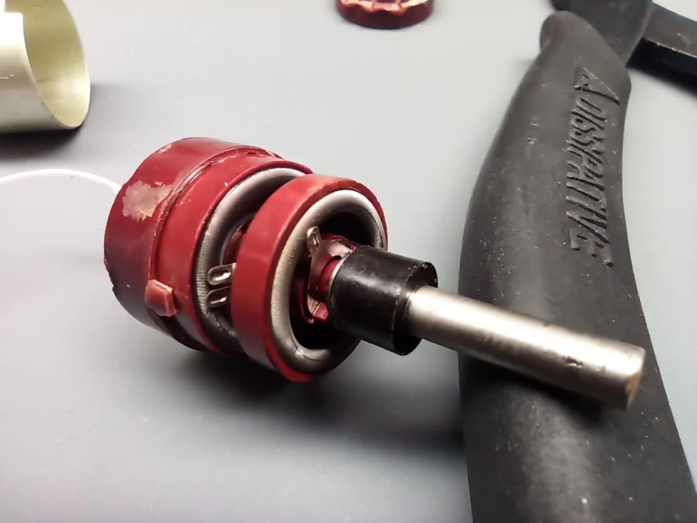 
Resistor with a metal case for improved heat dissipation.
