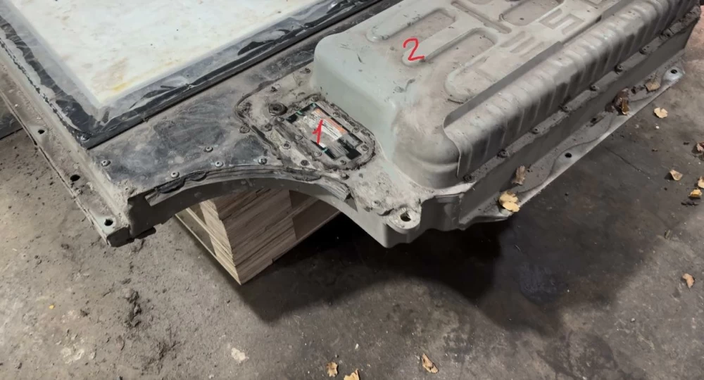 1 — fuse cover, 2 — battery cover