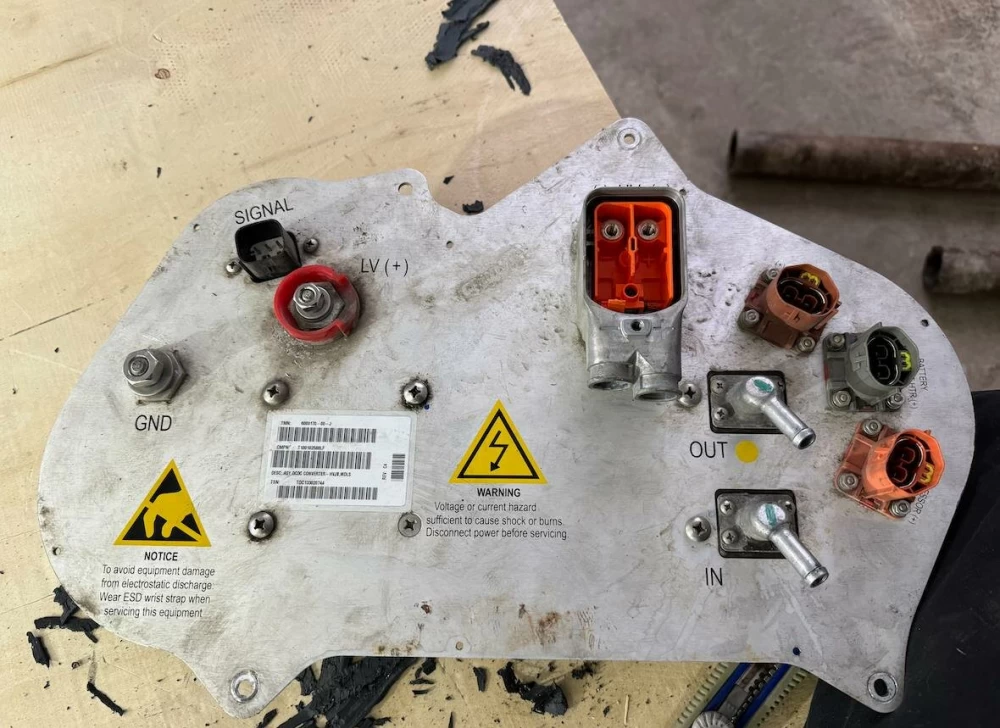 This is what the opened DC-DC looks like