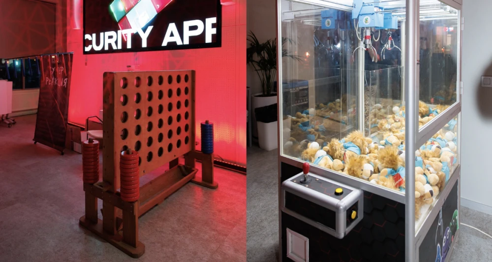 A person in a shirt presents a talk on hacker attacks