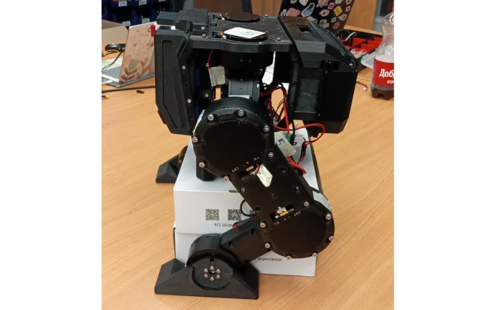 Programming and training of a bipedal mini-robot in the robotics club of Sber's Robotics Center