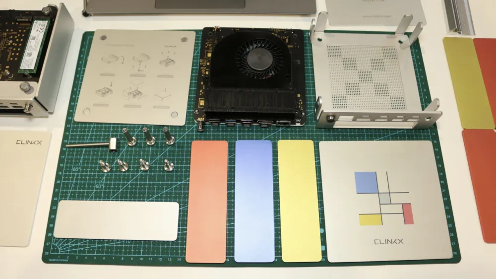 Mini-PC Emdoor Clink-X xCraft with customization options, front view with open lid showing internal components