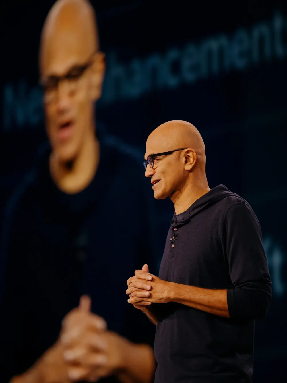 The partnership between Microsoft and OpenAI is starting to crack, an image with the logos of both companies, separated by a crack.