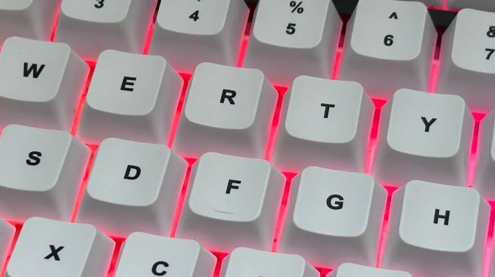 Arbiter Studio Polar 75 Pro keyboard with connected USB-C cable.