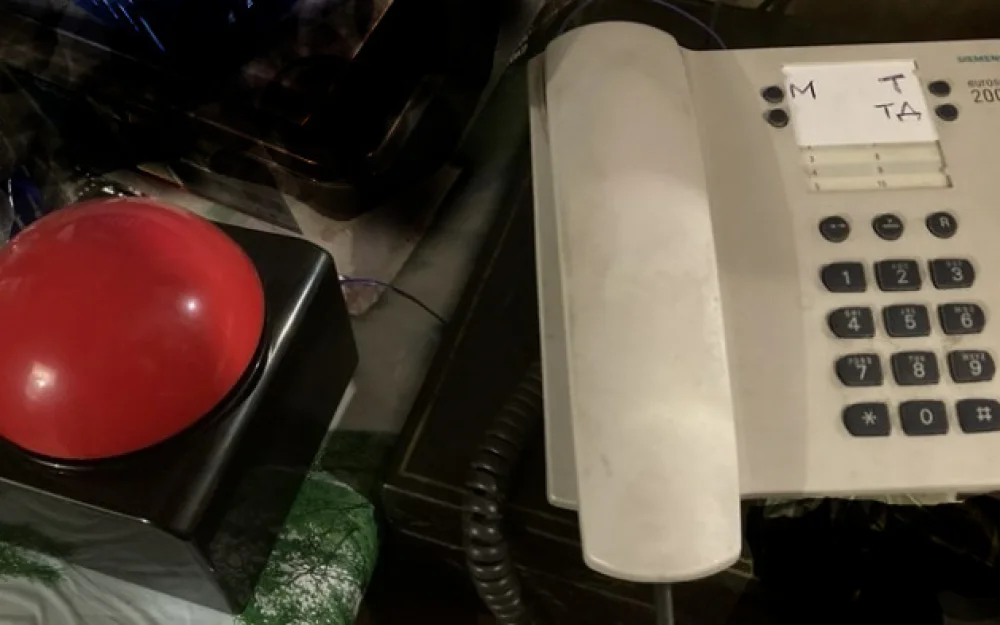 Simple emergency button for the elderly